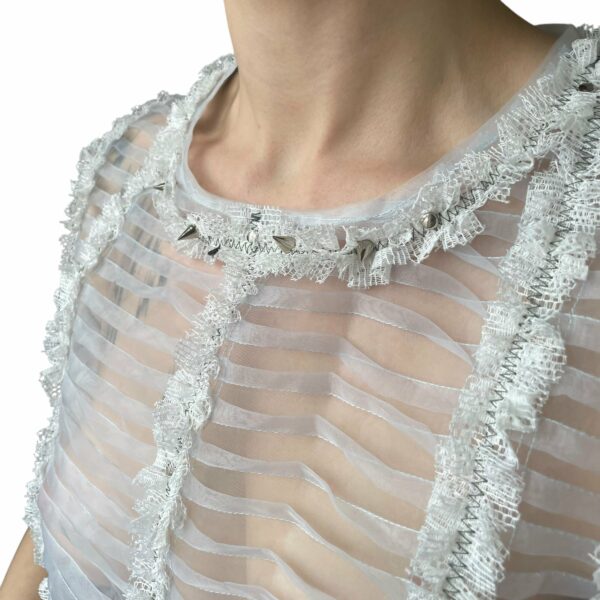 White vampire frill crop (S) - Image 5